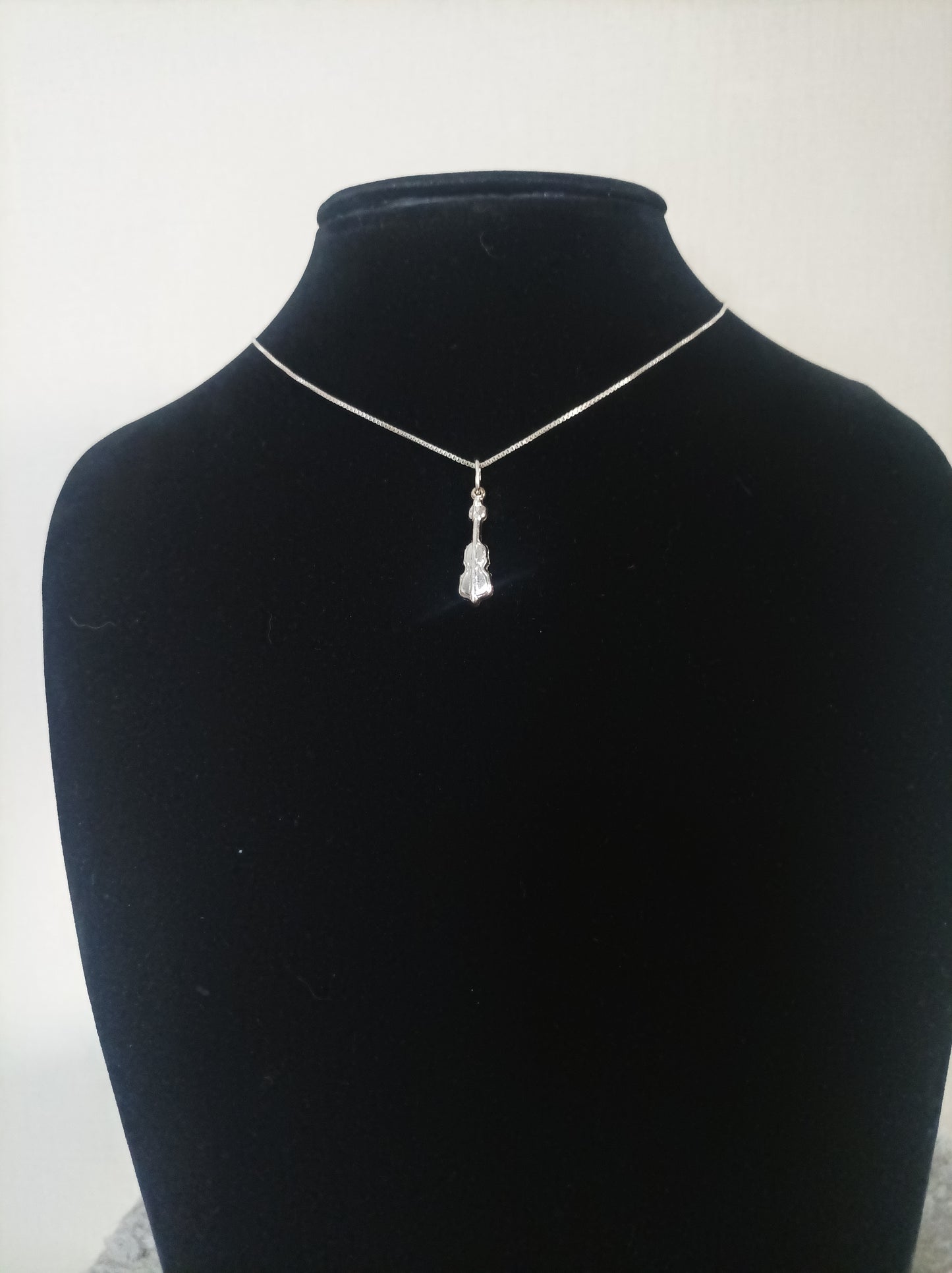 Collar con dije de Bajo en Plata 925