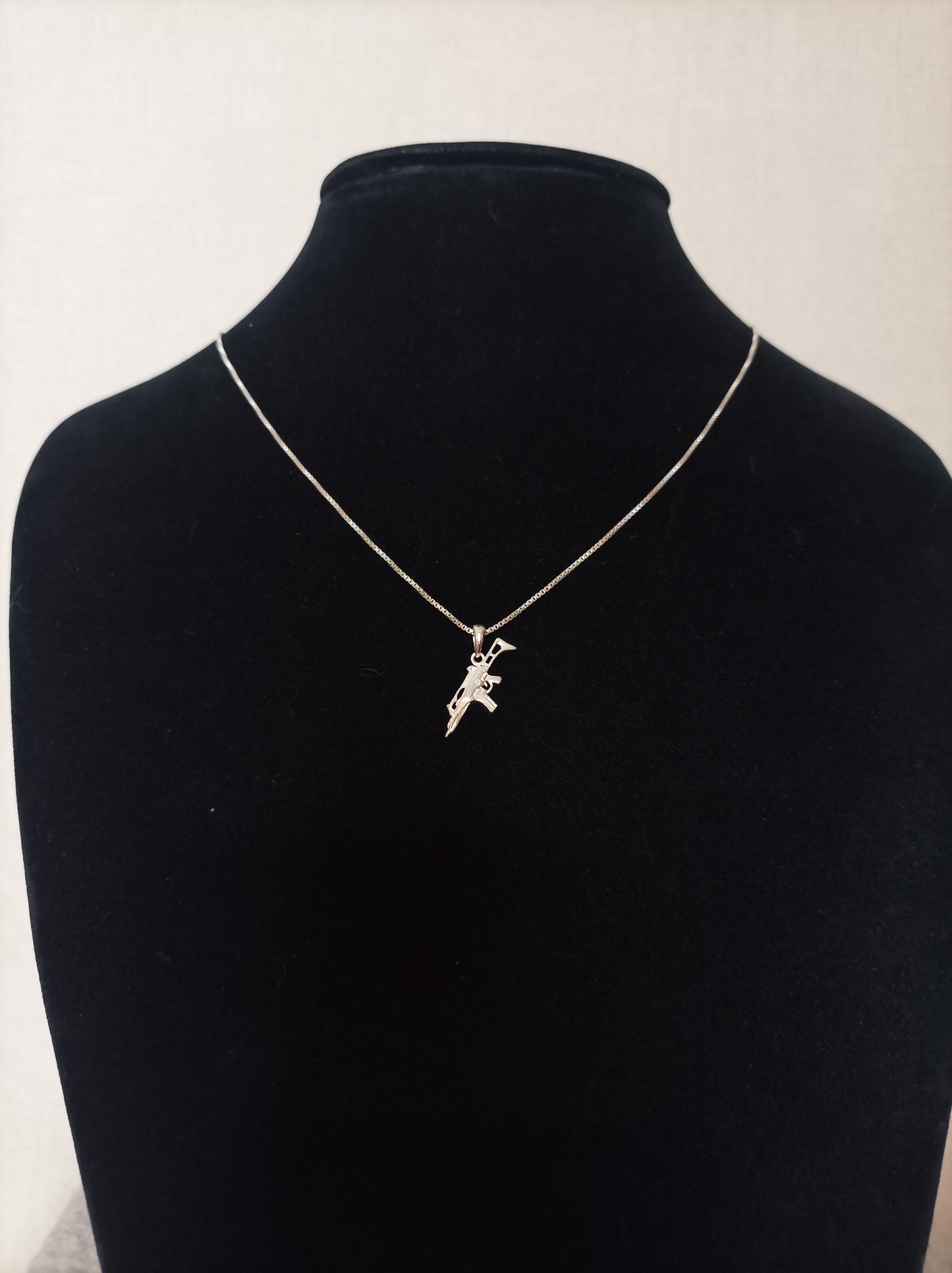 Collar con dije de Arma en Plata 925
