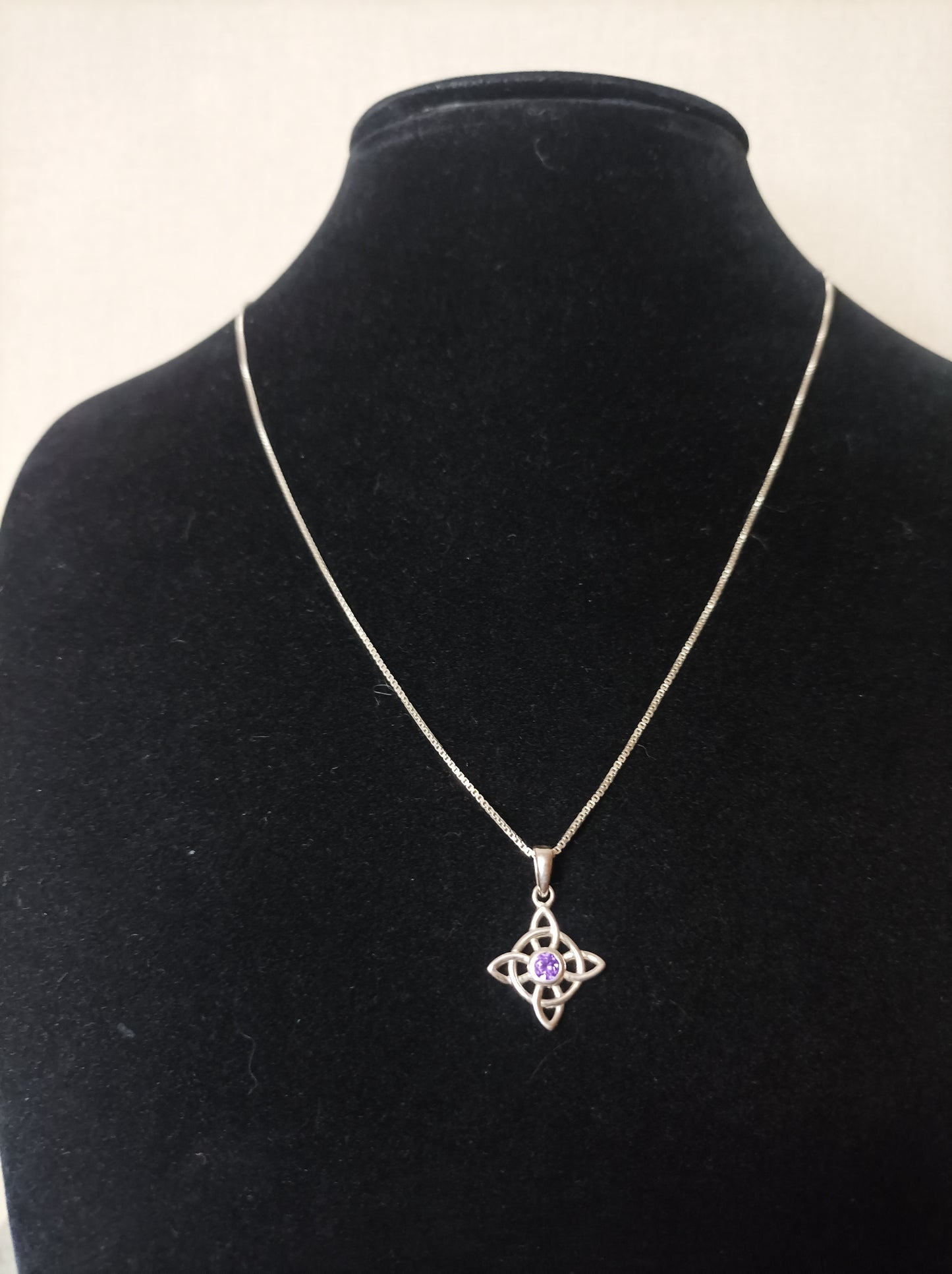 Collar con dije Nudo de Bruja en Plata 925