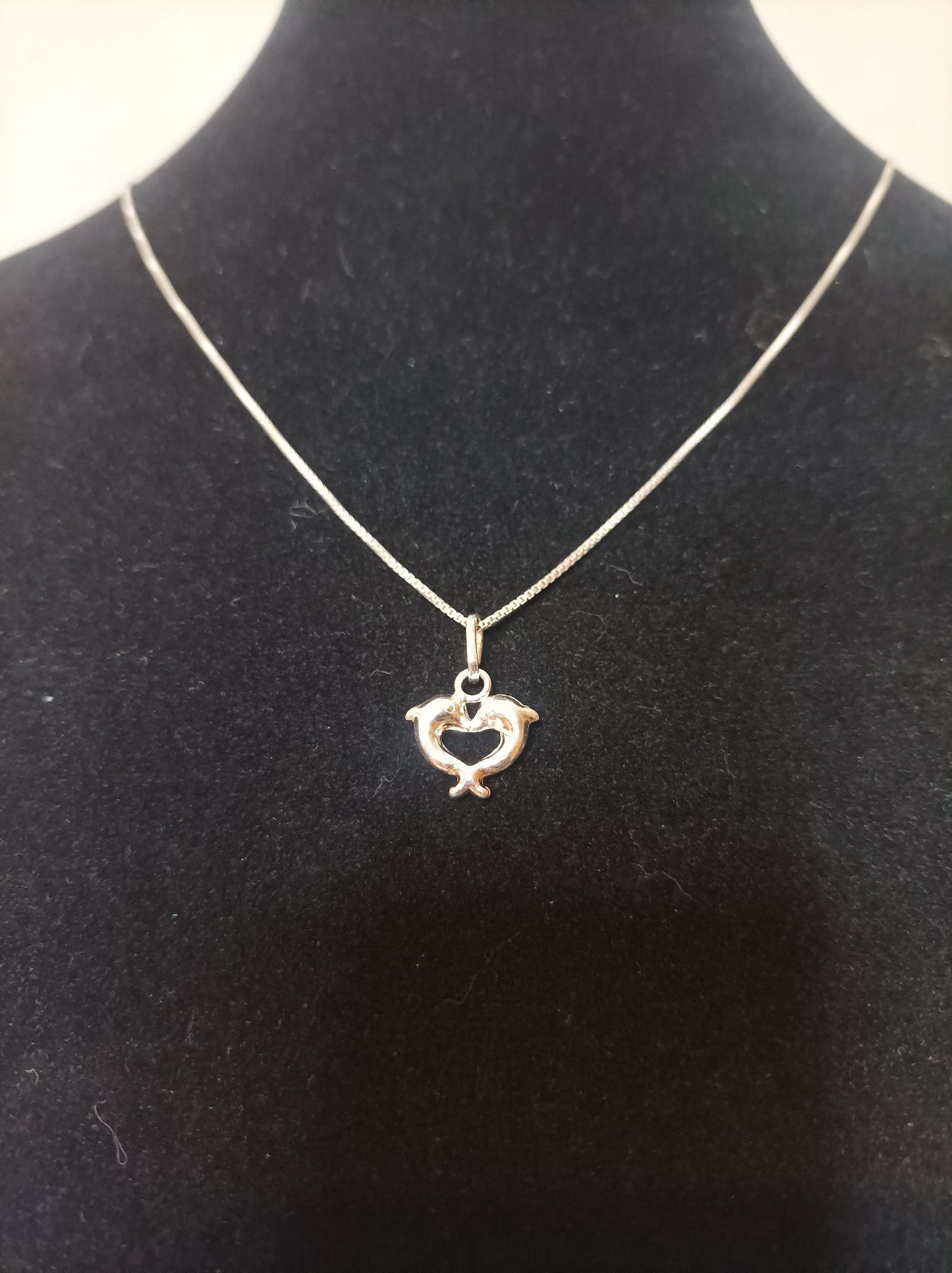 Collar con dije de Delfines en corazón en Plata 925