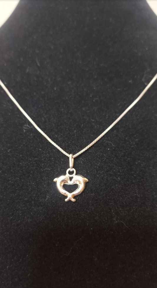 Collar con dije de Delfines  en corazón en Plata 925