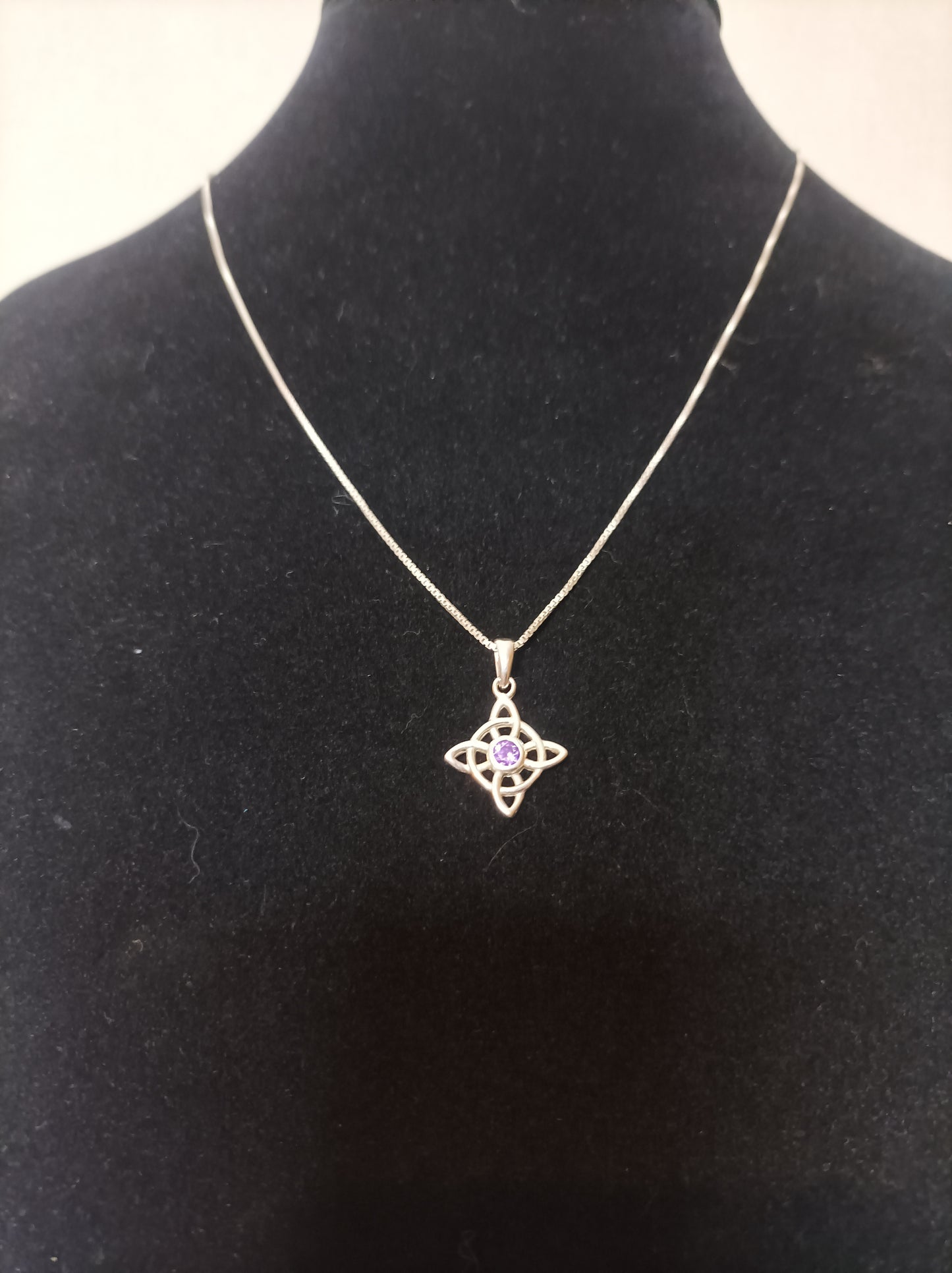 Collar con dije Nudo de Bruja en Plata 925