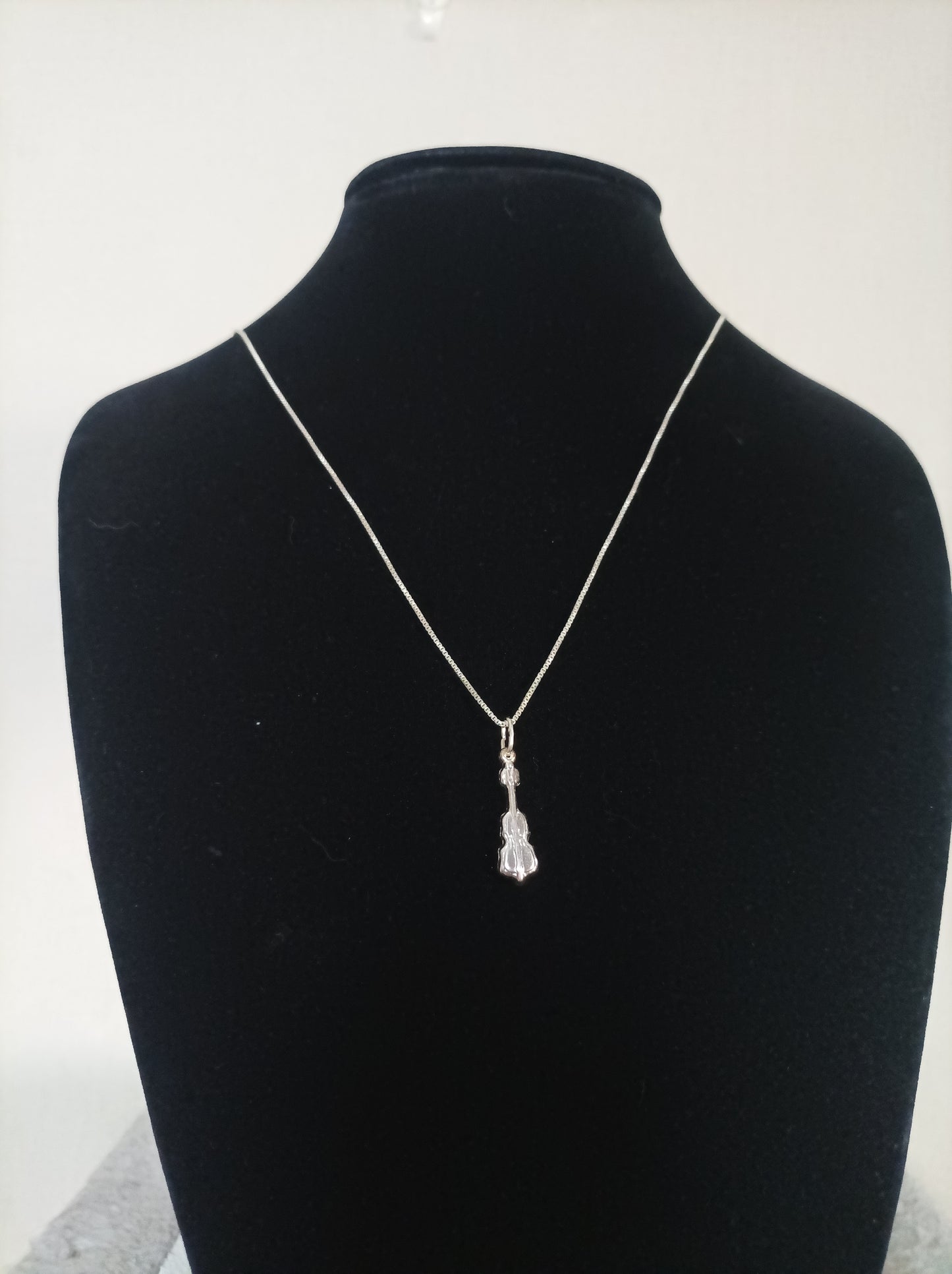 Collar con dije de Bajo en Plata 925